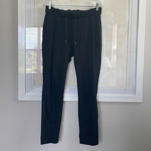 Lululemon women’s cropped pants -size 6